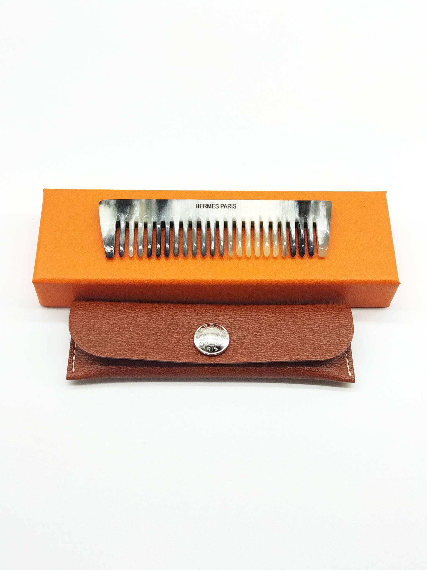 HERMÈS, HORN COMB WITH SWIFT CALFSKIN CASE & CLOU DE SELLE SNAP CLOSURE, LENGTH 10cm, WITH BOX.