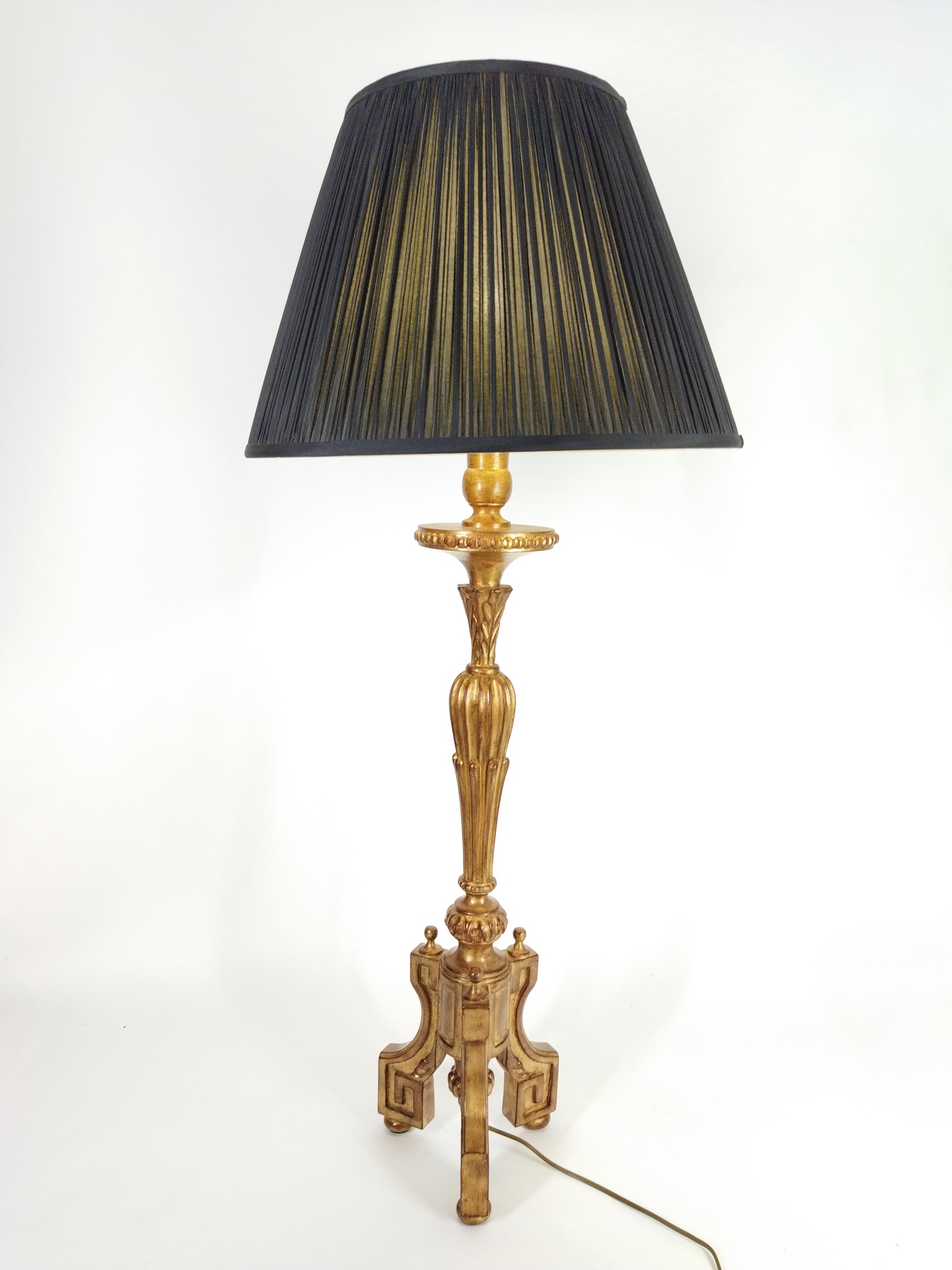 AN ANTIQUE STYLE GILT-WOOD CANDLESTICK TABLE LAMP WITH PLEATED BLACK SHADED, TOTAL HEIGHT 110cm.