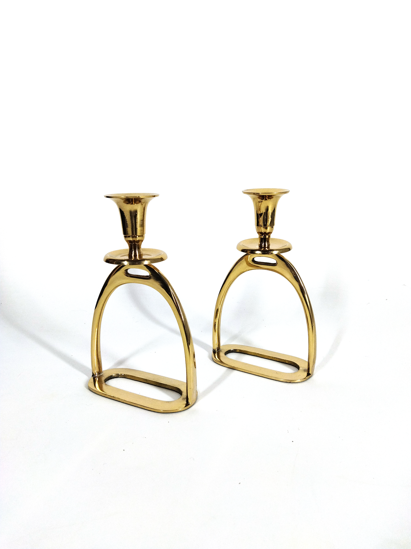 A PAIR OF HORSE STIRRUP CANDLE HOLDERS IN GOLD TONE METAL