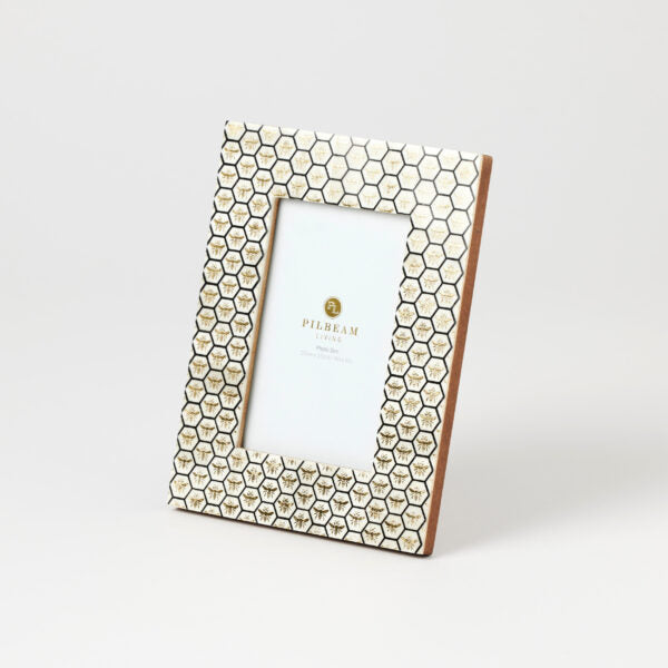 BEE HONEYCOMB MOTIF WOOD AND COMPOSITE PICTURE FRAME, 17 x 22cm, SQUARE, PICTURE SIZE 10 x 15cm.
