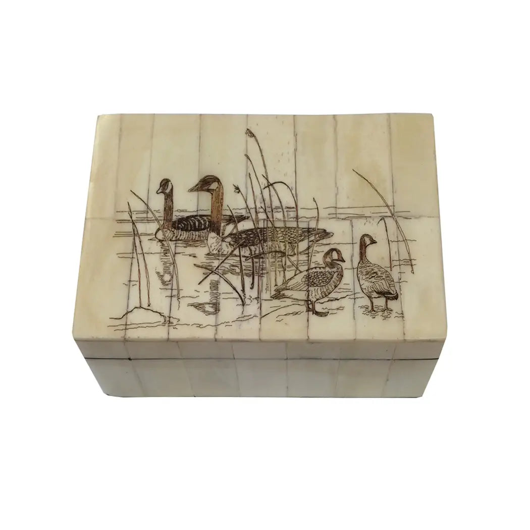 GOOSE IN POND SCRIMSHAW BOX, 14 x 8 x 5cm.