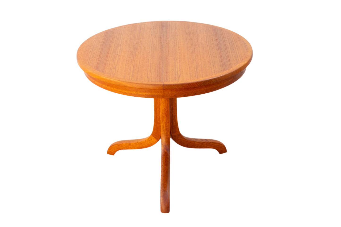 A PAIR OF MID-CENTURY CIRCULAR PARKER OCCASIONAL TABLES WITH TRI-POD LEGS, DIAMETER 61cm, HEIGHT 50cm