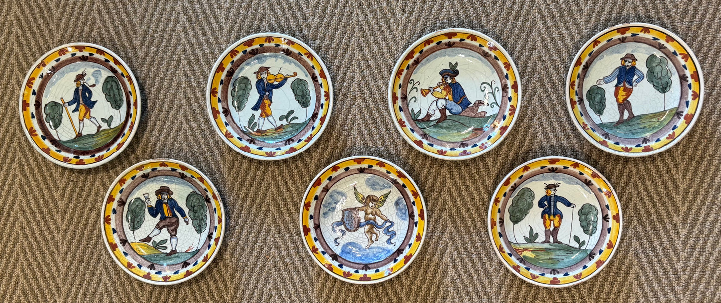 DELFT POLYCHROME, RARE SET OF SEVEN CERAMIC WALL PLATES, 'GENTLEMEN I COUNTRY PERSUITS' DIAMETER 14cm, CIRCA 1820-1840.