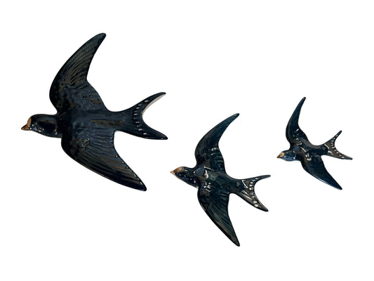 SET OF THREE BLUE CERAMIC BLUE SWALLOWS, THE LARGEST 14 x 18cm.
