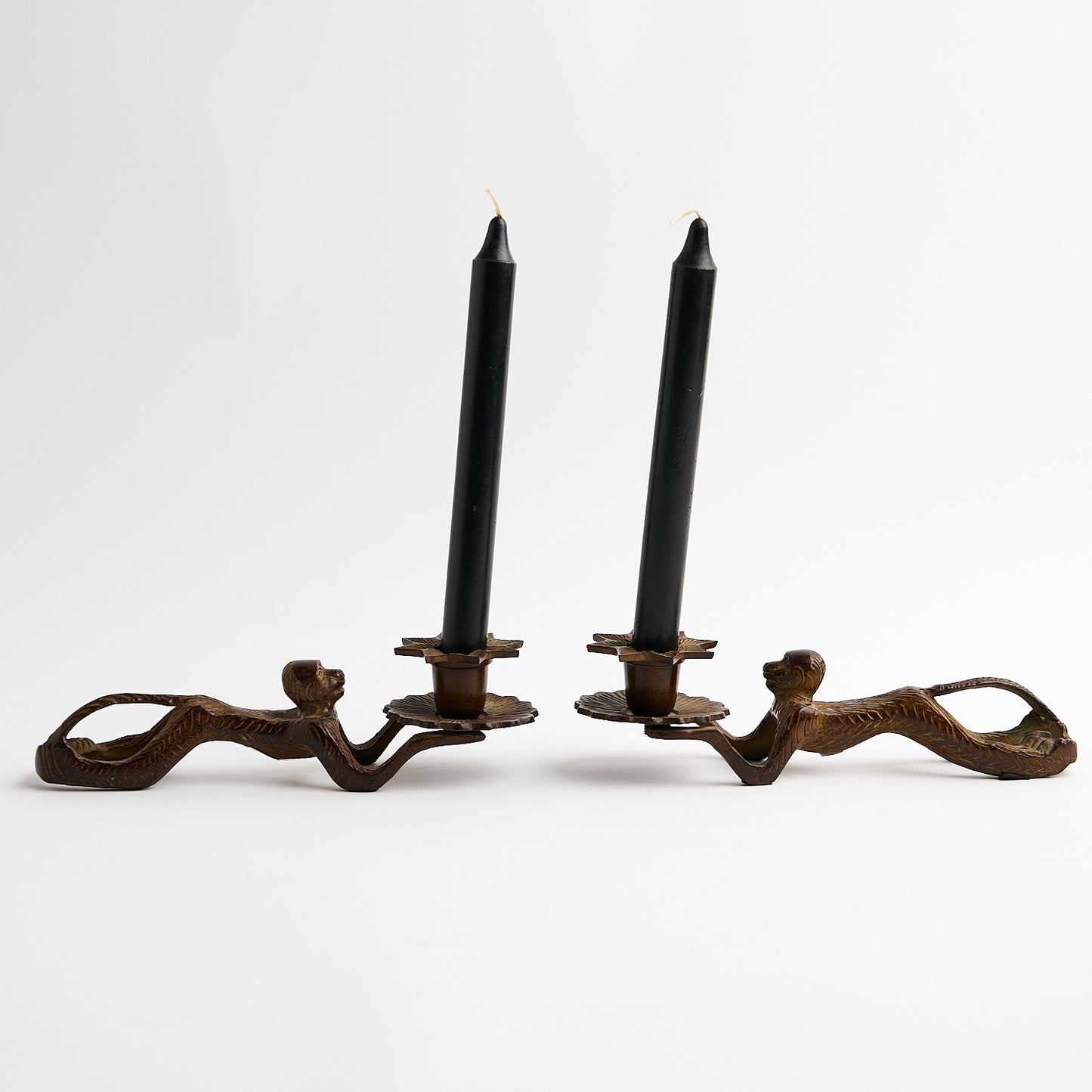A PAIR OF CONTEMPORARY HEAVY-CAST BRASS MONKEY CANDLE HOLDERS, LENGTH 22cm.
