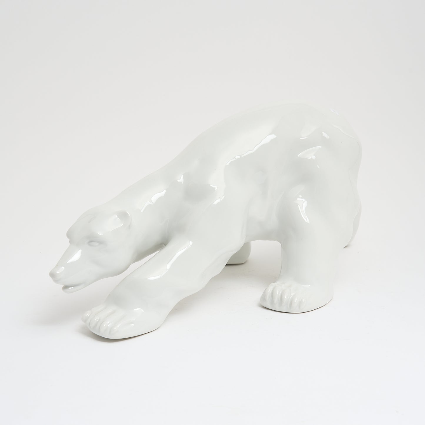 A LARGE ART DECO-STYLE GLAZED PORCELAIN FIGURE OF A POLAR BEAR LENGTH 50CM