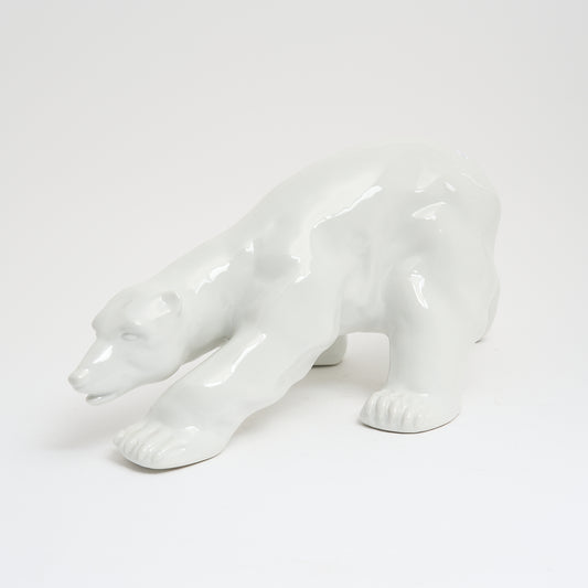 A LARGE ART DECO-STYLE GLAZED PORCELAIN FIGURE OF A POLAR BEAR, LENGTH 50cm