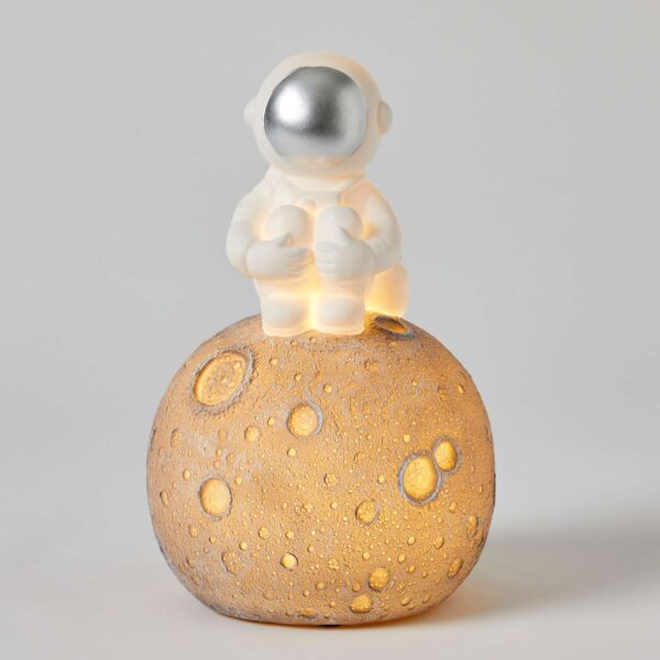 QUIRKY ASTRONAUT NIGHT LIGHT, 14.5 x 26 x 14.5cm.