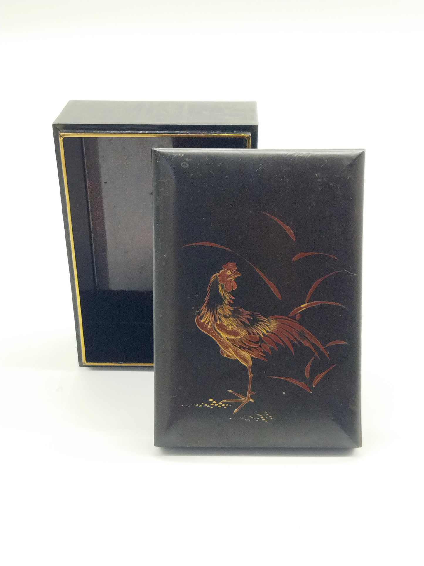 A JAPANESE LAQUER-WOOD BOX WITH A ROOSTER MOTIF TO THE LID, 11 x 16 x 7cm.