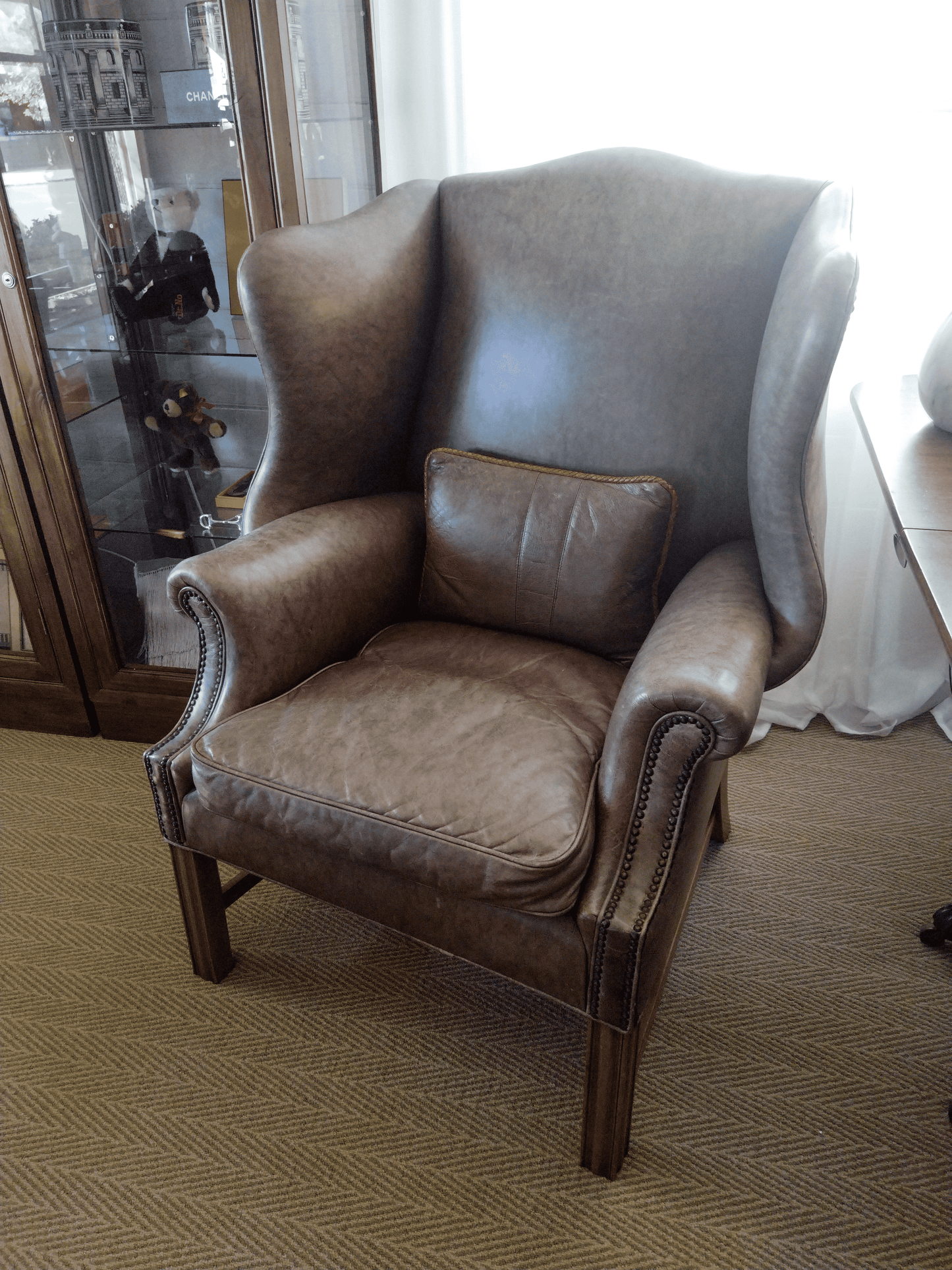 AN IMPRESSIVE GEORGIAN STYLE GREY LEATHER WINGBACK ARMCHAIR WITH STUDDED DETAIL AND MATCHING CUSHION, 109 x 82 x 64cm, 20th CENTURY.