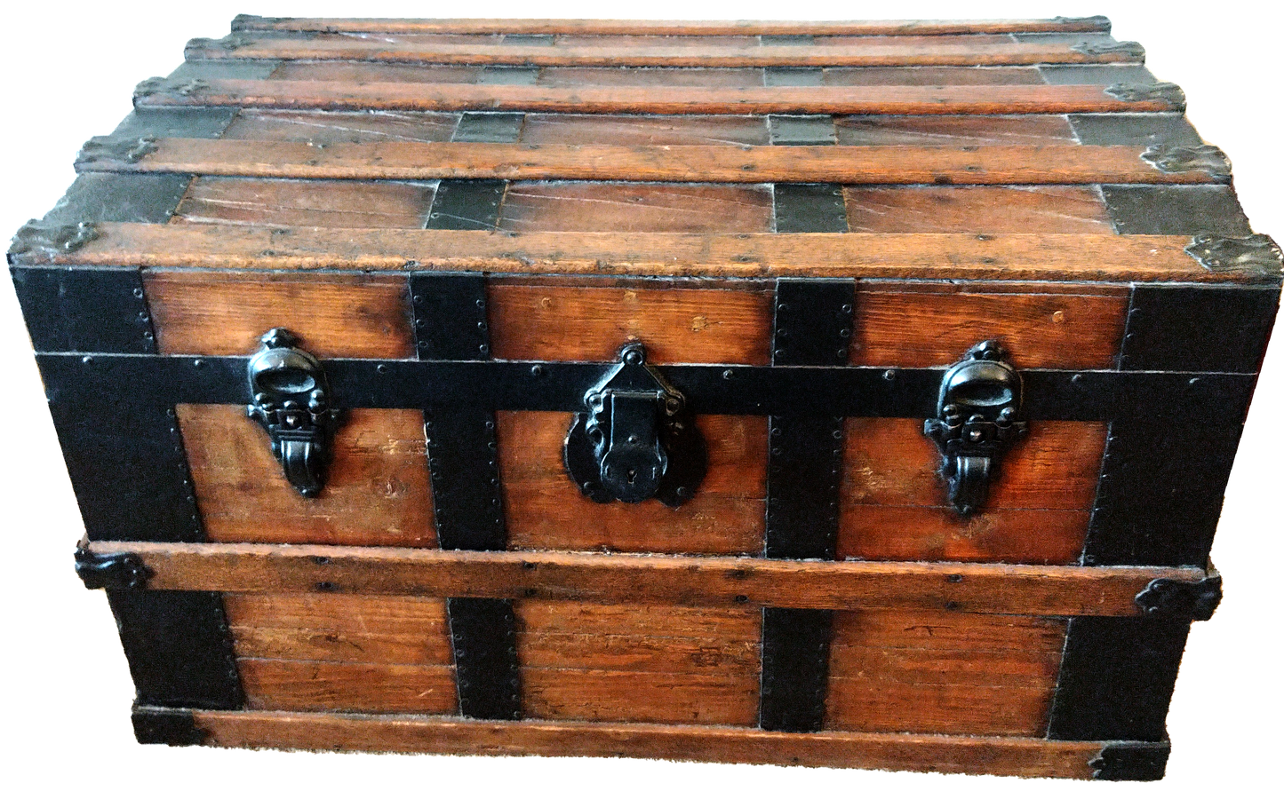 ANTIQUE STEAMER TRUNK WITH DOMED LID, WOODEN SLATS, METAL FITTINGS AND LEATHER DETAIL, 85 x 51 x 47cm.