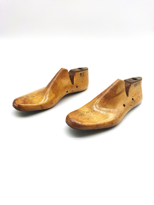 A PAIR OF VINTAGE SHOE LASTS WITH LAQUED FINISH.