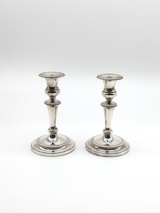 A PAIR OF WALKER AND HALL SHEFFIELD SILVER PLATED CANDLESTICKS WITH BEADED FINISH, CIRCA 1900, HEIGHT 18cm.