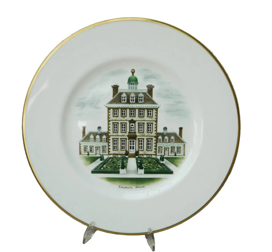WEDGWOOD, ASHDOWN HOUSE DECORATIVE PLATE, FROM A SERIES OF WATERCOLOURS OF CASTLES AND COUNTRY HOUSES BY DAVID GENTLEMAN, DIAMETER 27cm.