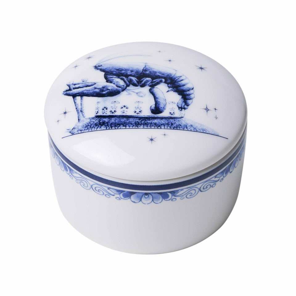 HEINEN DELFTS BLAUW, REDMER HOEKSTRA ZODIAC CANDLE 'CANCER', WITH REUSABLE CERAMIC LIDDED CONTAINER, DIAMETER 7.5cm.