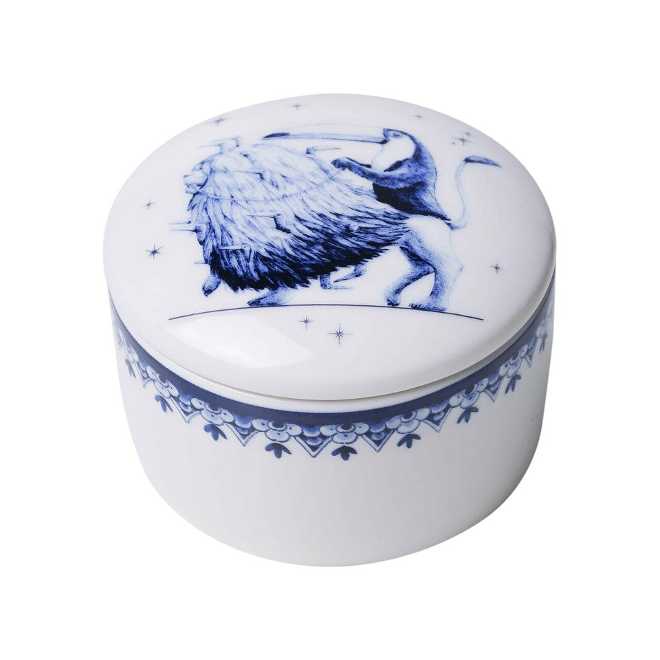 HEINEN DELFTS BLAUW, REDMER HOEKSTRA ZODIAC CANDLE 'LEO', WITH REUSABLE CERAMIC LIDDED CONTAINER, DIAMETER 7.5cm.