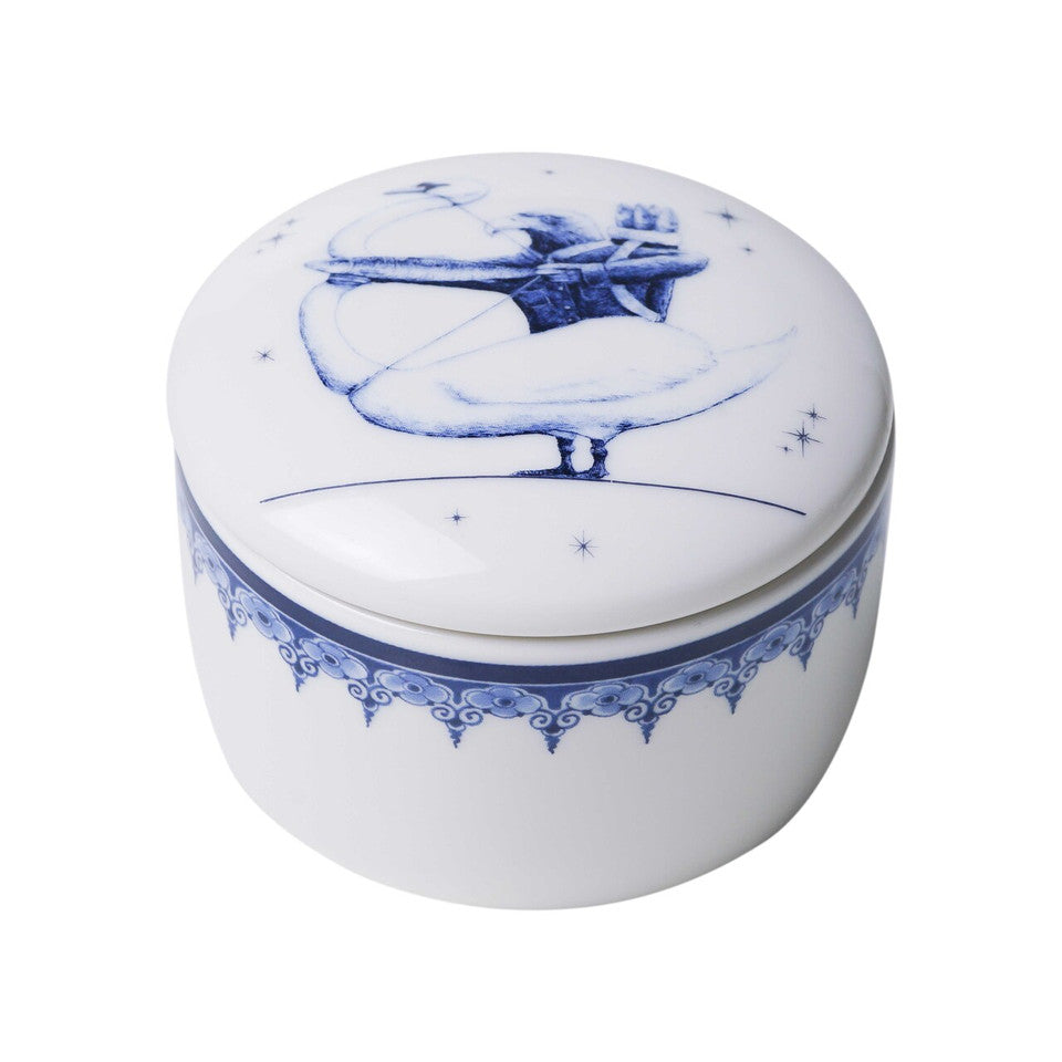 HEINEN DELFTS BLAUW, REDMER HOEKSTRA ZODIAC CANDLE 'SAGITTARIUS', WITH REUSABLE CERAMIC LIDDED CONTAINER, DIAMETER 7.5cm.