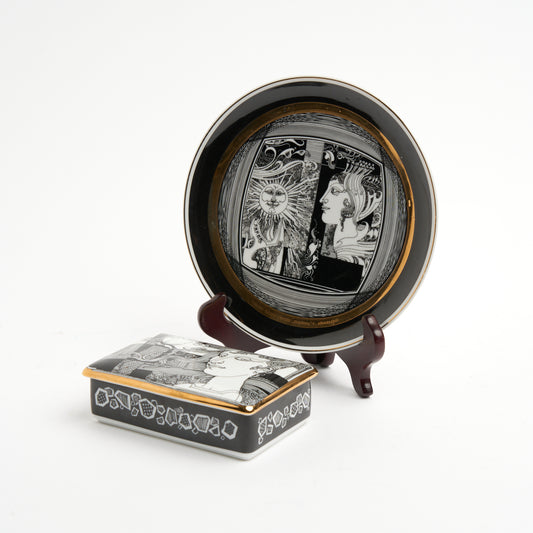 A HUNGARIAN HOLLOHAZA 'ADRIA' PORCELAIN TRINKET BOX WITH WITH MATCHING DECORATIVE GOLD PLATE, DIAMETER 20cm, BOX 13 x 80 x 4cm.