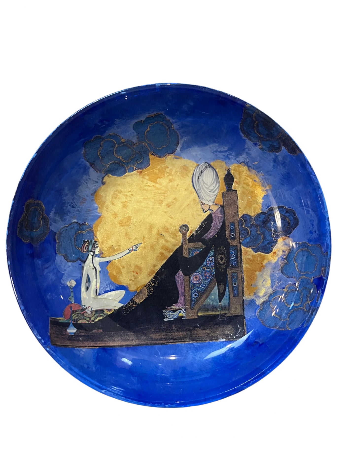 AN ART DECO STYLE DECOUPAGE GLASS CHANGE/ TRINKET DISH DEPICTING ‘SCHEHERAZADE’, DIAMETER 14cm.