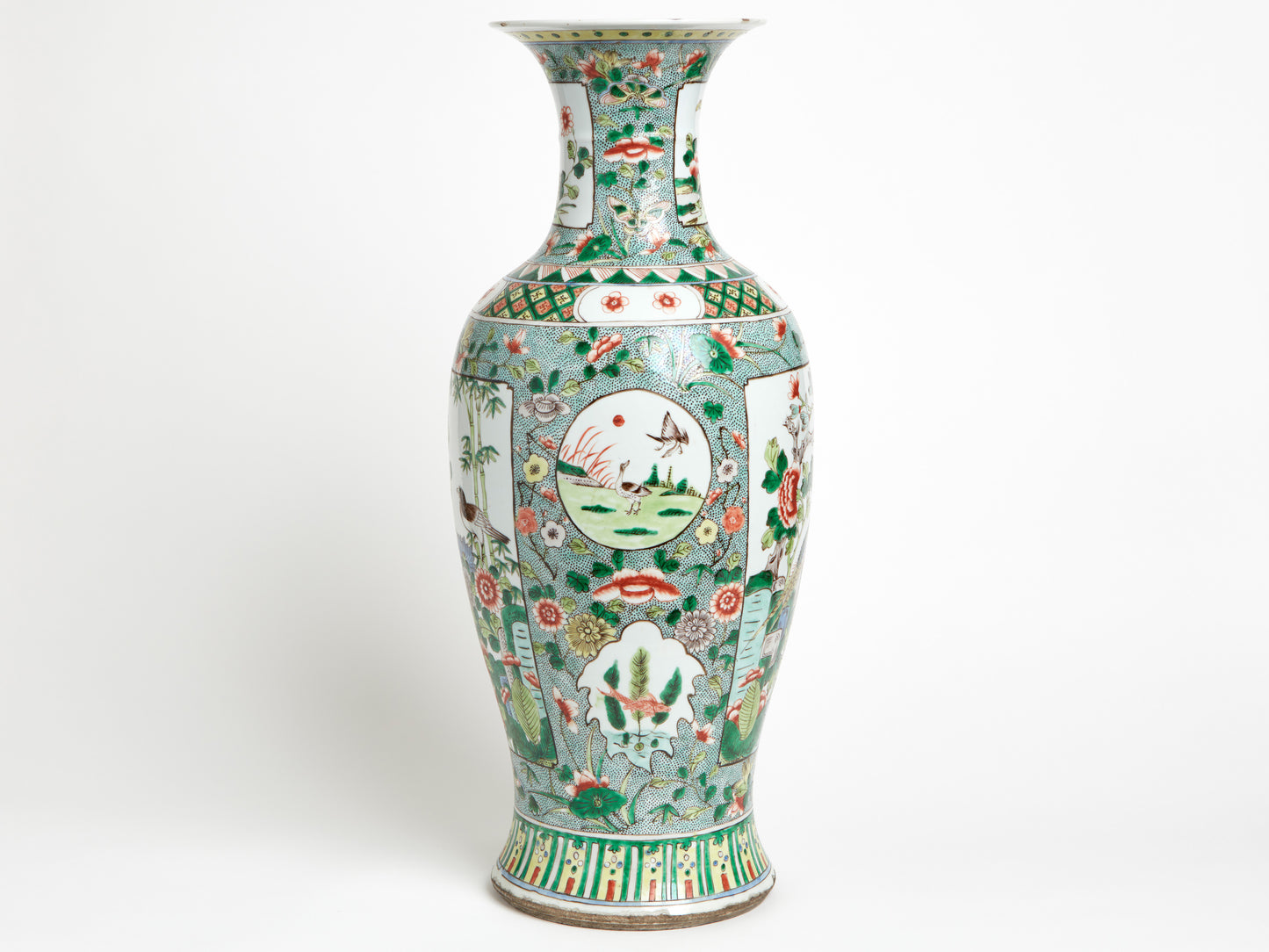 CHINESE FAMILLE VERT VASE, 19th CENTURY QING DYNASTY