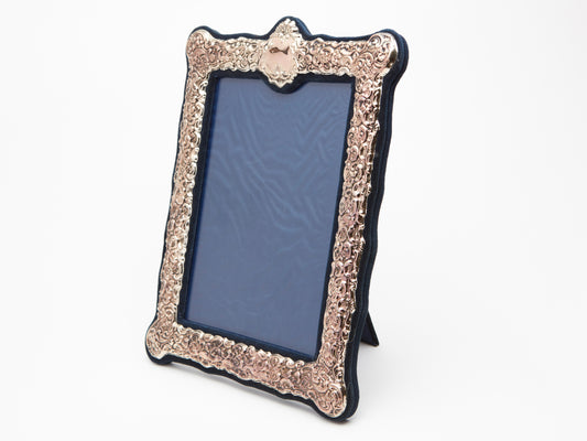 A LARGE ORNATE SILVER PLATED PICTURE FRAME, IMAGE 18 X 24cm, FRAME 26 x 32cm.