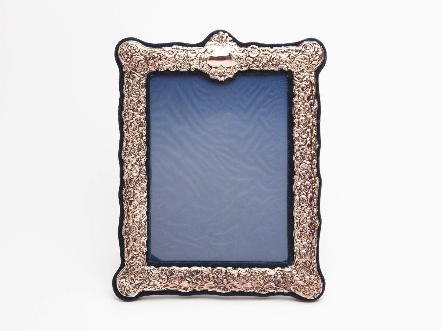 A LARGE ORNATE SILVER PLATED PICTURE FRAME, IMAGE 18 X 24cm, FRAME 26 x 32cm.