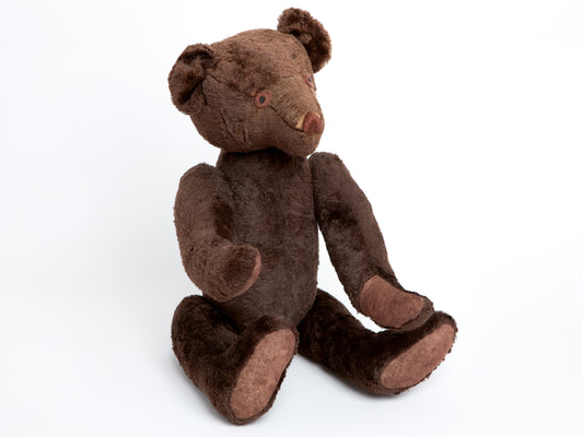 A VINTAGE BROWN TEDDY BEAR WITH FELT EYES, HEIGHT 60cm.