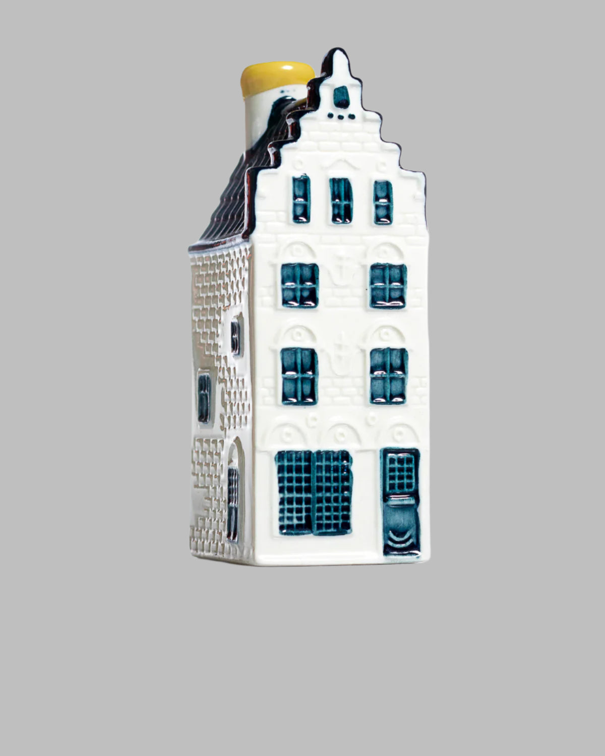 BOLS, BLUE DELFT'S AMSTERDAM KLM HOUSE MUMBER '32', CIRCA 2011.