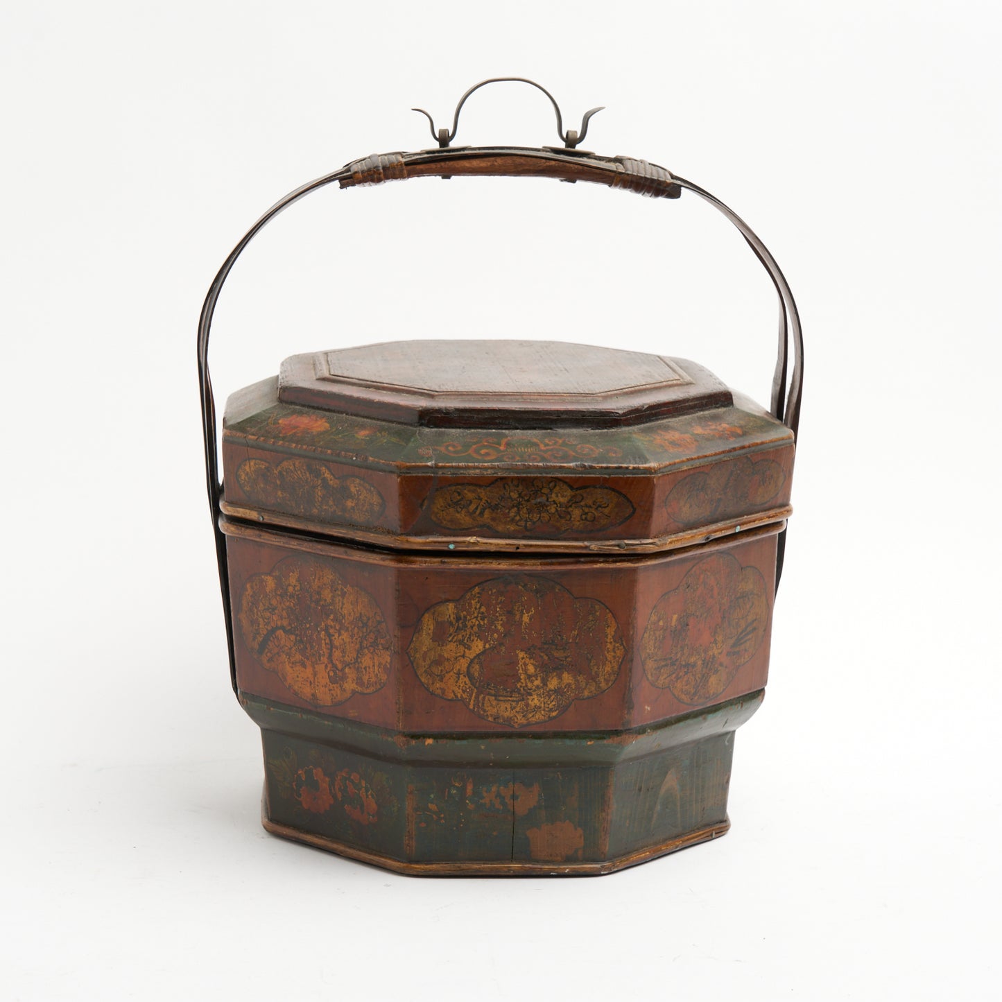 A CHINESE WEDDING BASKET, HAND PAINTED DECORATION WITH LACQUER FINISH IN BENTWOOD WITH METAL DETAIL TO THE HANDLE,  H.31CM
