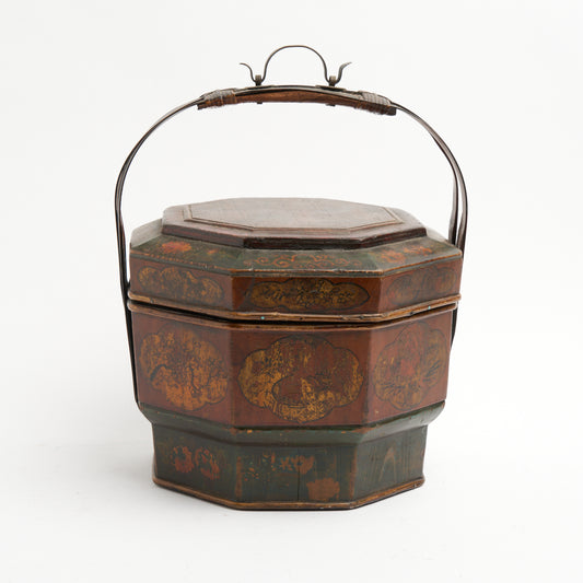 A CHINESE WEDDING BASKET, HAND PAINTED DECORATION WITH LACQUER FINISH IN BENTWOOD WITH METAL DETAIL TO THE HANDLE,  H.31CM