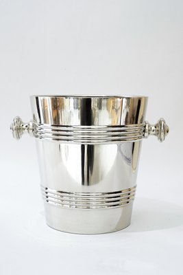 AN ART-DECO SILVER PLATED TAPERED BOTTLE HOLDER/ICE BUCKET, WITH INSERT, 17 x 17cm.